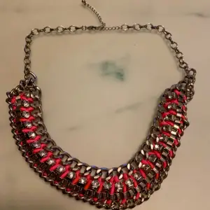 ✨ Silver halsband med rosa snöre inbakat i halsbandet. Använd 1-2 gånger för många år sen, har sen hängt på ett smyckesträd. ✨
