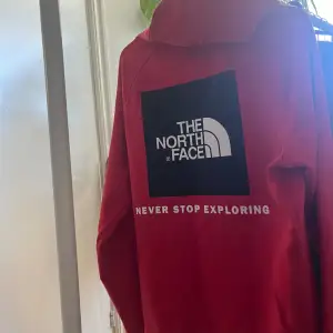 En fin och unik hoodie som passar till alla tillfällen. 