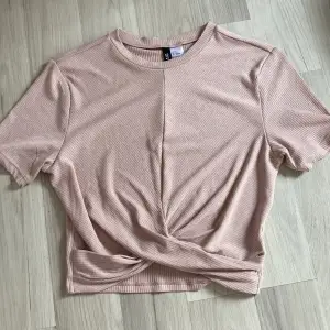  jättefin rosa tröja med fin design på mag delen💗 Super bra skick!