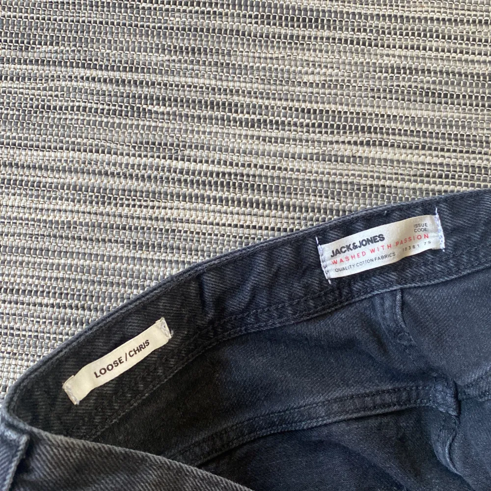 Oanvända Jack and Jones jeans i storlek 32/32. Jeansen är i modellen Loose/chris och är helsvarta och ser som nya ut. Nypris ca 699, mitt pris 269. Pris kan diskuteras vid snabb affär!. Jeans & Byxor.