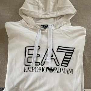Armani hoodie - Säljer då den ej används, inga defekter eller något sådant. Bara att höra av sig om det är några frågor eller om du vill ha mer bilder!