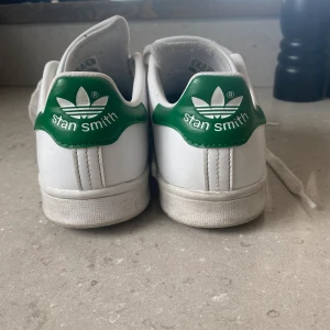 Stan Smith skor - Säljer mina stan Smith skor då de är för små för mig, de har viss defekt som jag visar på bilderna 