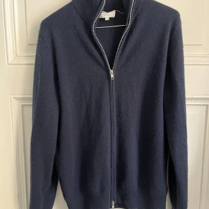 Soft goat Full zip - 100% Kashmir tröja från soft goat, aldrig använd. Storlek S. Ny går för 2795:-