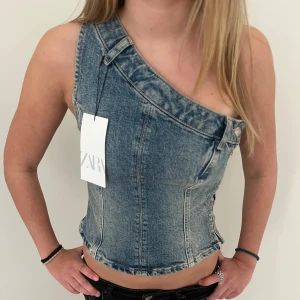zara azymetrisk jeans topp - så cool jeans topp från zara köpt för ett år sedan nypris 380💞
