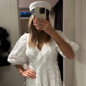 Vit studentklänning  - Oanvänd som alla andra klänningar. Köparen står för egen frakt. 💕ordinarie pris - 899kr 