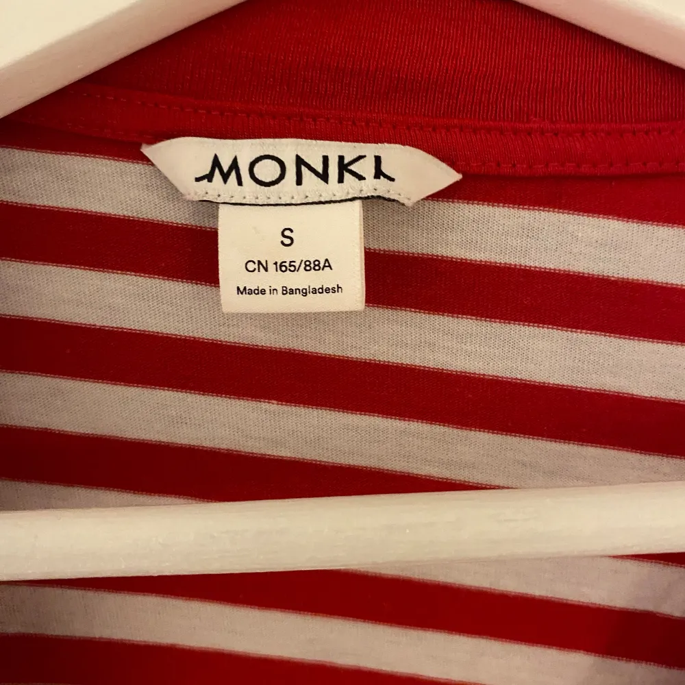 Köpte de här tröjorna från Monki för 2 år sedan och kom mycket till användning då. Väldigt sköna och lätta tröjor som funkar året runt. 50kr styck och 100kr för båda . Tröjor & Koftor.