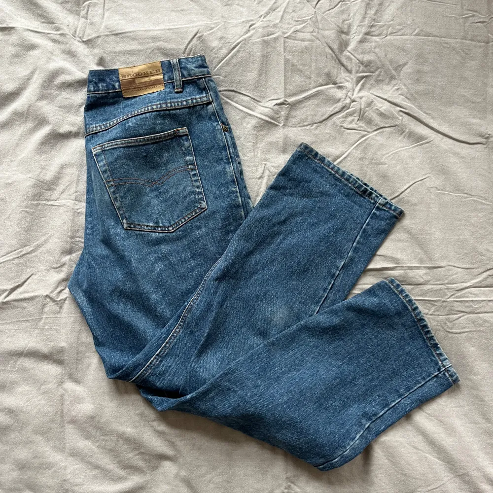 Klassiska blåjeans med lite lös passform. Se bild för slitage.. Jeans & Byxor.