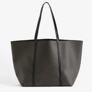 Väska h&m - Fin populär väska som är slutsåld. Hel och ren! 