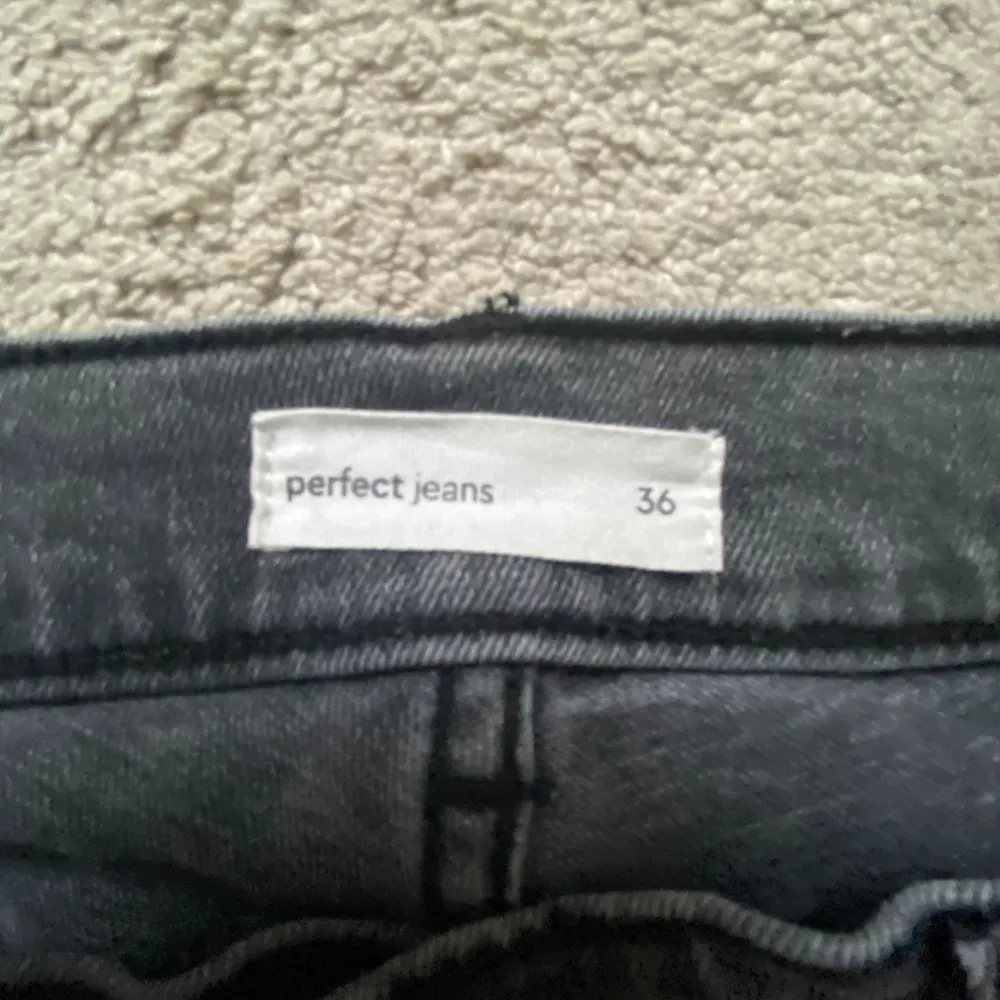 Super snygga låg midjade jeans från ginatricot! Meddela vid intresse eller fler bilder! Endast använda ca 2 gånger. Köparen står för frakten💕. Jeans & Byxor.