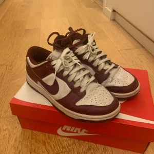Nike Dunk Low Beetroot (Womens) - Storlek 40, använda riktigt mycket därav det låga priset.
