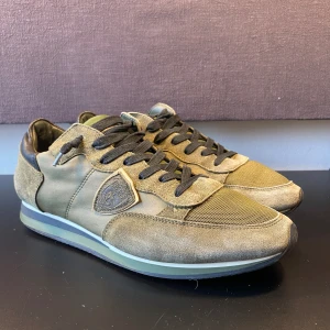 Philipe Model Skor - Hej! Säljer nu mina skor från märket Philipe Model , Storlek 43 fint skick. Tveka inte på att höra av dig om du har frågor eller funderingar kring varan! 