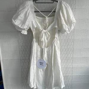 Jättefin vit klänning som är perfekt till studenten och sommaren. Helt oanvänd med lappar kvar. Köparen står för frakten.