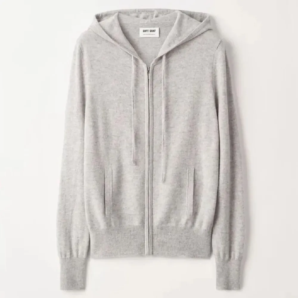 Säljer denna Soft goat zip hoodie i casmere!!💓💓 Den är i storlek S och tröjan är knappt använd och har inga tecken på användning!!🥰🥰 Nypris är 2500 kr men säljer för endast 900kr!!❤️🥰🥰. Tröjor & Koftor.