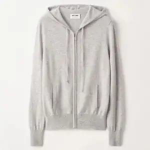 Säljer denna Soft goat zip hoodie i casmere!!💓💓 Den är i storlek S och tröjan är knappt använd och har inga tecken på användning!!🥰🥰 Nypris är 2500 kr men säljer för endast 900kr!!❤️🥰🥰