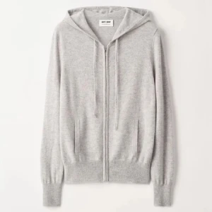 Soft goat zip hoodie!!🥰🥰 - Säljer denna Soft goat zip hoodie i casmere!!💓💓 Den är i storlek S och tröjan är knappt använd och har inga tecken på användning!!🥰🥰 Nypris är 2500 kr men säljer för endast 900kr!!❤️🥰🥰