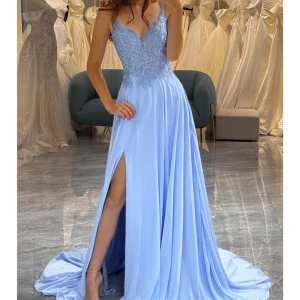 Balklänning  - A-linje lång balklänning med applikationer i färgen lavendel. Oanvänd med prislappar kvar. Bilder lånade från Zapaka.