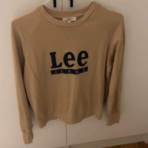 Sweatshirt från Lee i small. Sitter normalt