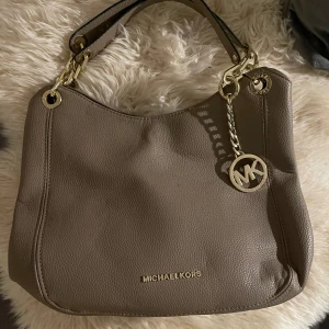 Michael Kors-liknande väska! - Fin Michael Kors-liknande väska, aldrig använd. 