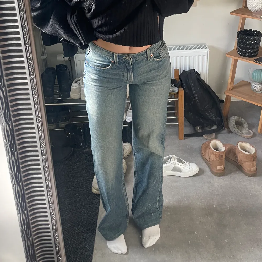 Byxorna är uppsydda till min längd, jag är 170 cm lång🫶🏼. Jeans & Byxor.