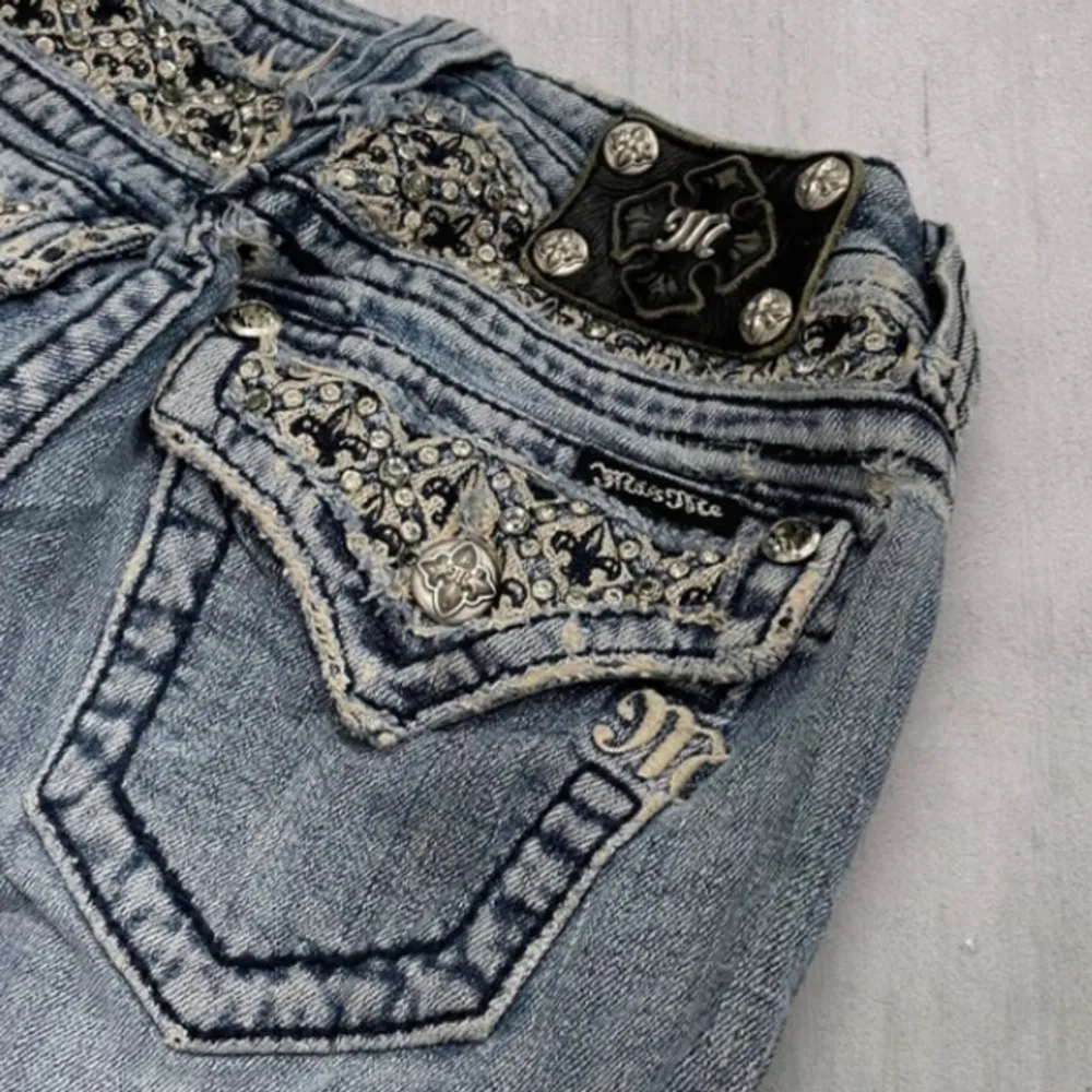 superfina jeans från missme bra skick endast lite slitage (sista bilden) men går att laga . Jeans & Byxor.