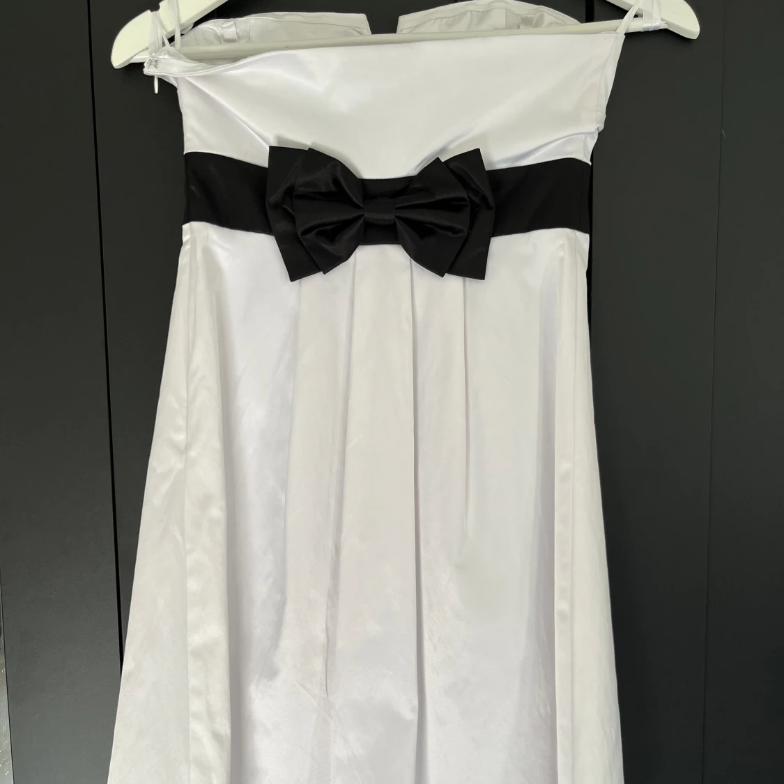 Kort vit klänning med rosett - 90