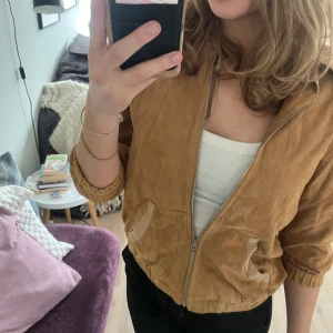 Snygg mockajacka! Storlek 38  - Mockarjacka i storlek 38! Liten i storleken då jag vanligtvis har 34. Går att  ha vid storlek 32/34/36 skulle jag säga. Märket är MACPHEE. Randigt mönster inuti. Har även luva. 💞