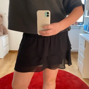 Svart kjol - Säljer denna fina kjol från Chelsea i superbra skick, mycket sparsamt andvänd😊 Passar mig som brukar ha storlek M men även större och mindre med tanke på resoren😊