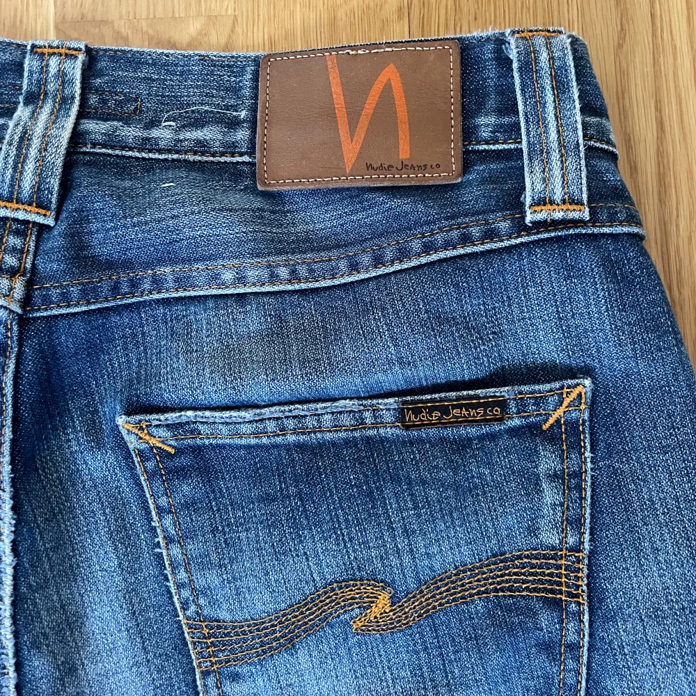 Säljer nu mina grymt snygga nudie jeans! Snygg ljus tvätt som är ett måste i garderoben till våren och sommaren! Sparsamt använda och är i gott skick. Skriv för frågor eller fler bilder. Allt gott! W31 L32. Jeans & Byxor.