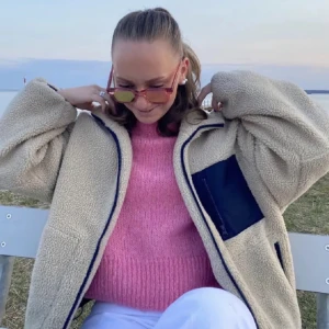 Teddy liknande jacka🙌 - Säljer denna jätte fina teddylinkande jacka, då den inte kommer till användning. På bilden är den marinblå på vissa ställen, den som jag har är svart där.(inte min bild) kontakta mig vid funderingar🙌💓