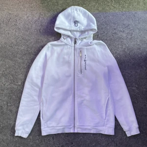 Sail Racing zip-up hoodie ”white” - Använd Sail Racing zip-up. Storlek 170. Pris:270kr. Två små fläckar (knappt synbara) och ett litet hål vid ryggen.