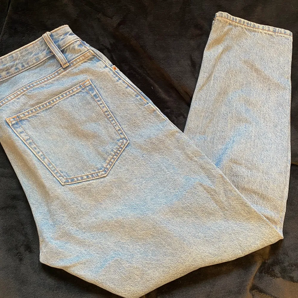 Snygga jeans, bra passform, lite pösiga, bra skick. Köpta från Carlings. Jeans & Byxor.