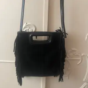 Obs pris kan diskuteras!! Jätte snygg svart Maje väska som tyvärr inte kommer till användning!! 