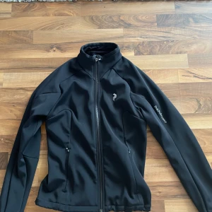 Peak performance jacka - Peak jacka säljes i fint skick Str M Tvättas innan försäljning😊