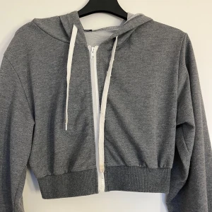 Cropped hoodie - Inte använt denna tröjan jättemycket. Har dock hittat trådar som sticker ut som på bild 3🩷 Säljer den då den bara hängt i min garderob och tagit plats. Bara att skriva om du vill ha fler bilder, allt tvättas självklart innan de skickas🩷