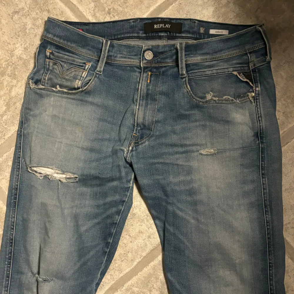 Tja säljer mina Replay Anbass hyperflex jeans! Perfekt skick | storlek 31/32 | jätte skönt material | hör av dig vid fler frågor!. Jeans & Byxor.