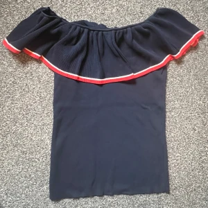 Offshoulder top - Jättesöt marinblå Offshoulder tröja. Skulle passa jättebra med en lång linnekjol :) i nyskick