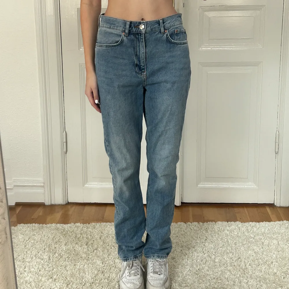 Jeans från Gina Tricot, köpta för 499. Kommer aldrig till andvändning längre. Jätte fina byxor! Bra längd på mig som är 173cm lång.. Jeans & Byxor.