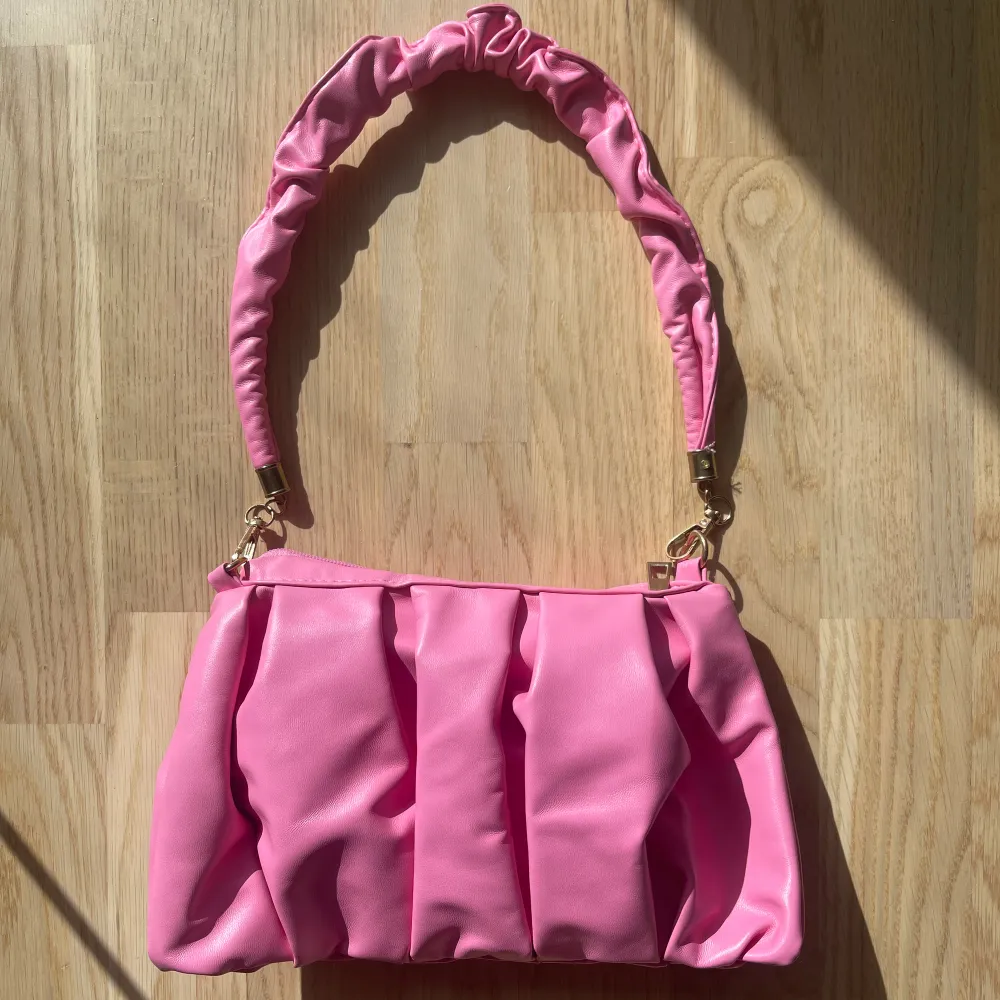 Superfin rosa väska i typ fejkläder! Jättesöt och ryms en del i den. Som ny 💗. Väskor.