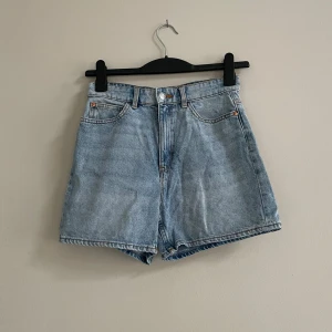 Ljusa jeansshorts - Ett par fina jeansshorts från Lindex i storlek 34. Högmidjade och ljus tvätt. Fin passform men har tyvärr blivit för små för mig. Hör gärna av dig om du vill ha fler bilder eller har några funderingar!😊