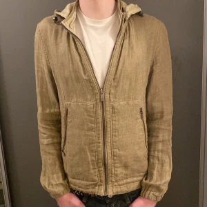 Massimo Dutti Jacka - Säljer nu denna asfeta Massimo Dutti linnejackan i ett gott skick. Storleken är S men skulle passa M med. Nypris ligger på 1799kr❌ säljer nu för endast 449kr✅ Hör av dig vid minsta lilla fundering! Priset går att diskutera vid snabb affär 😊😊