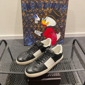 Valentino flycrew - Säljer dessa fina & fräscha valentino flycrew🌟 Og box samt extra laces tillkommer. Storlek: 43 Cond: 8.5/10