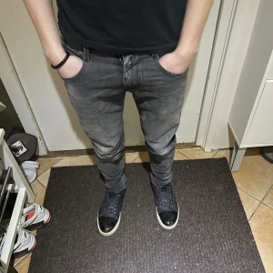 Replay anbass jeans 28/32 - REPLAY ANBASS Säljer nu dessa nästan helt oanvända jeans i storlek 28/32, nypris på dessa är ca 1600kr, mitt pris endast 450kr, vid snabb affär kan priset förhandlas. 