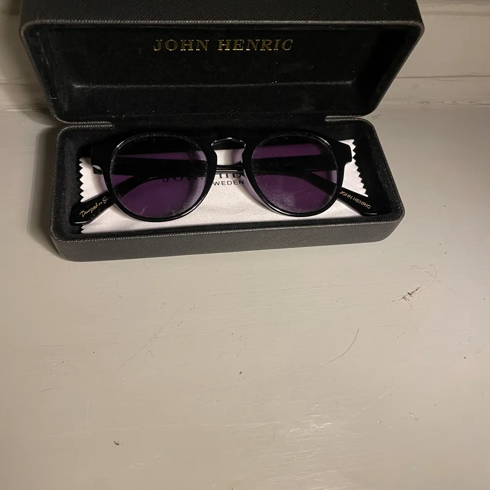 Säljer dessa snygga solglasögon från John Henric perfekta nu till sommaren!! Hör av er vid frågor. Accessoarer.