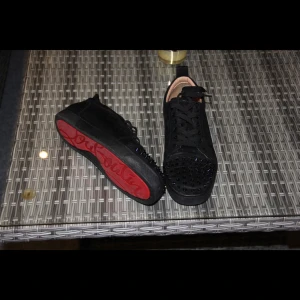 Christian Louboutin - Säljer dessa feta Louboutins då de mesta dels ligger o dammar i garderoben!!  Skick 8/10🔥  Pris diskuterbart vid snabb affär💯  