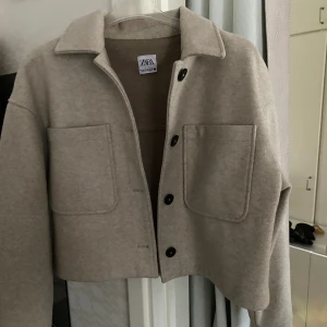 Beige jacka Zara - Vårjacka från Zara i superfint skick