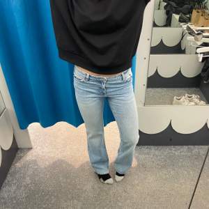 Intressekoll på dessa oanvända ljusblåa jeans med låg midja