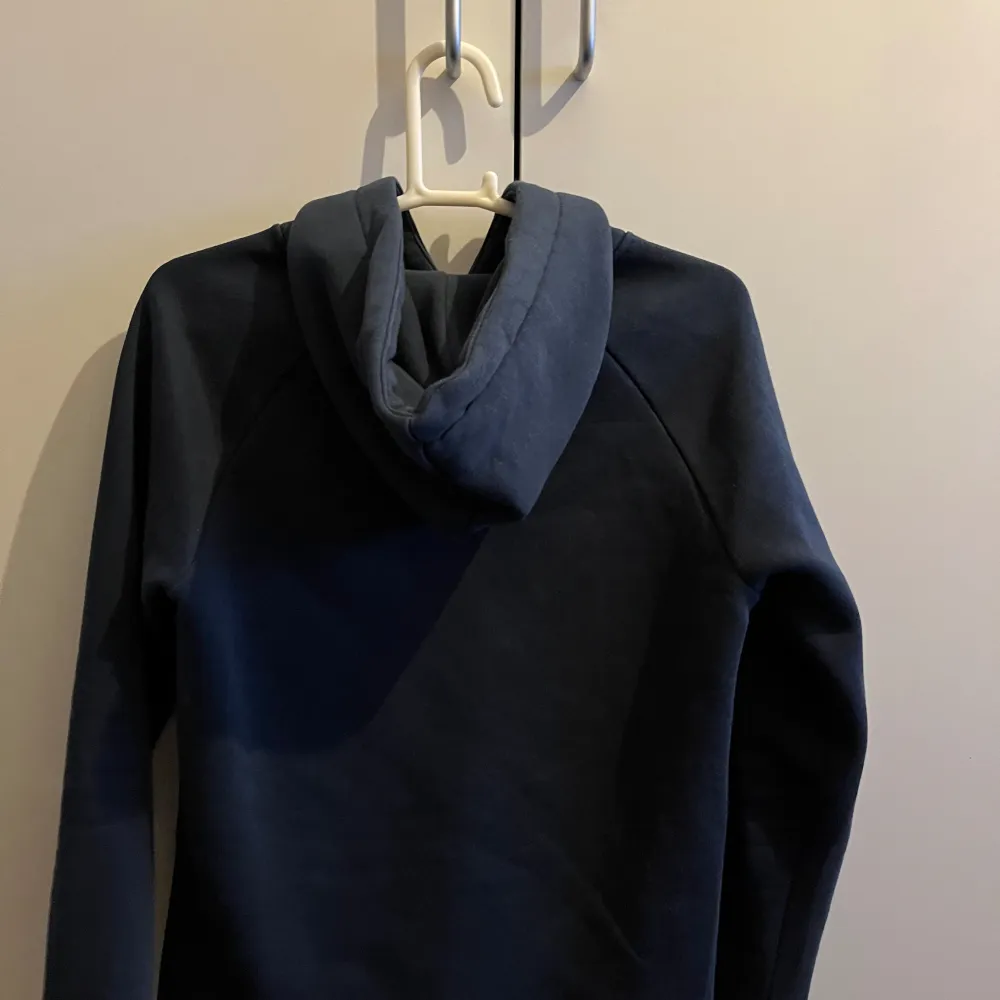 En skön hoodie från Åre afterski i färgen marinblå. Sitter utmärkt och inga skador! Mycket fin överlag.. Hoodies.