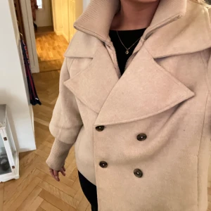 Ted baker jacka - Säljer min slutsålda Ted Baker jacka då den inte kommer till användning 💖Perfekt till våren 🧚🏽‍♂️