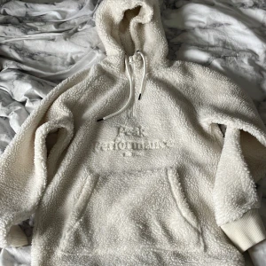 Peak performance fluff hoodie - Peak fluff hoodie använd väldigt lite storlek s