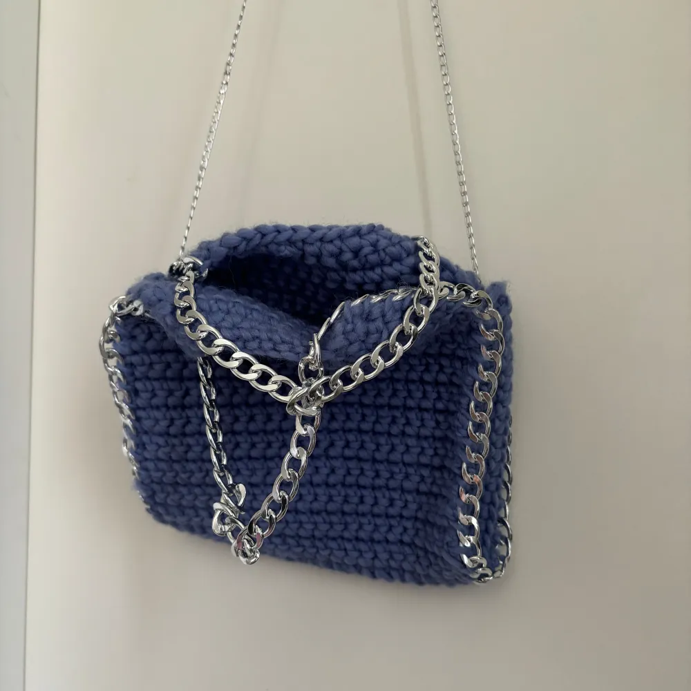 Egen virad väska i jättefin blå färg perfekt nu till vår/sommar  25x25 cm. Väskor.